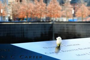 9/11 Memorial Museum - New York City - Gedenktafel mit eingravierten Namen und weißer Rose