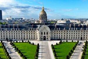 Musée de l’Armée - Paris - Hôtel des Invalides mit goldener Kuppel und weitläufigem Vorplatz