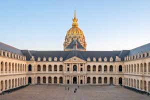 Musée de l’Armée - Paris - Innenhof des Armeemuseums mit Kanonen und der goldenen Kuppel der Kirche Saint-Louis im Hintergrund