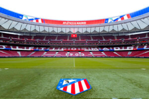 Atletico Madrid Stadium - Riyadh Air Metropolitano - Innenansicht mit Fußballfeld, Tribüne und Vereinswappen