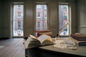 Benjamin Franklin House - London - Arbeitszimmer: Historischer Schreibtisch mit Federkiel, Brille und aufgeschlagenen Büchern vor großen Fenstern
