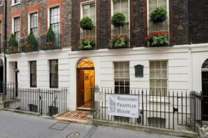 Benjamin Franklin House - London - Außenansicht: Das historische georgianische Backsteinhaus an der Craven Street mit dem Museumsschild am Zaun