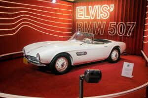 BMW Museum - München - BMW 507: Der legendäre weiße Roadster von Elvis Presley vor einer roten Kulisse - Baujahr 1957