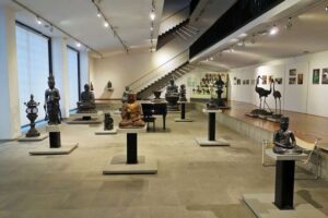 Ca’ Pesaro - Ausstellungsraum des Museo d'Arte Orientale mit japanischen und ostasiatischen Skulpturen