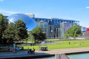 Cité des Sciences et de l’Industrie - Paris - Außenansicht auf die spiegelnde Kugel 'La Géode'