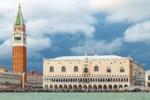 Dogenpalast - Venedig - Außenansicht: Der historische Palazzo Ducale mit dem Campanile am Markusplatz