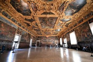 Dogenpalast - Venedig - Großer Ratssaal: Der prachtvolle Sala del Maggior Consiglio im Palazzo Ducale mit reich verzierten Deckenmalereien