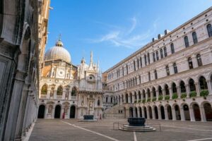 Dogenpalast - Venedig - Innenhof: Der prunkvolle Arkadenhof im Palazzo Ducale mit historischem Brunnen