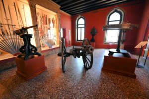 Dogenpalast - Venedig - Waffenkammer: Die historische Armeria im Palazzo Ducale mit ausgestellten antiken Rüstungen und Kanonen