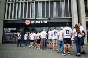 Eintracht Frankfurt Museum - Frankfurt am Main - Besuchereingang: Fans und Besucher stehen vor dem Eingang