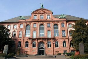 Senckenberg Naturmuseum - Frankfurt am Main - Außenansicht: Historische Neobarock-Fassade des Naturkundemuseums aus rotem Sandstein
