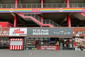 FC St. Pauli Museum - Hamburg - Eingangsbereich: Der Eingang des Museums am Millerntor-Stadion mit Graffiti und Regenbogen-Streifen