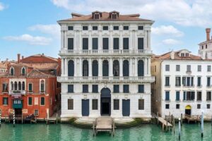 Fondazione Prada Venezia - Außenansicht: Die elegante Barockfassade des historischen Palastes Ca' Corner della Regina direkt am Canal Grande.