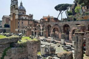 Forum Romanum - Rom - Ruinen mit Bögen der Basilika des Maxentius