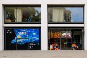 Frameless - London - Eingangsbereich: Die immersive Kunstgalerie mit einer großflächigen Grafik von Van Goghs „Sternennacht“