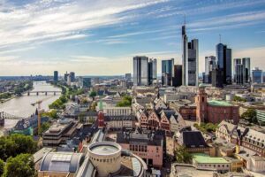 Panorama-Blick von oben auf Frankfurt am Main mit der Altstadt, der Skyline und dem Museumsufer