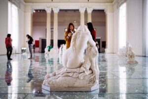 Galleria Nazionale d’Arte Moderna (GNAM) - Rom - Marmorskulptur einer sitzenden Frau