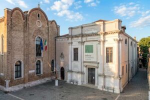 Gallerie dell'Accademia - Venedig - Außenansicht: Die historische Fassade der ehemaligen Kirche und Bruderschaft mit dem Haupteingang des Kunstmuseums