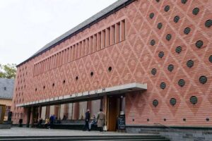 Historisches Museum - Frankfurt am Main - Außenansicht: Rote Sandsteinfassade mit Rautenmuster und Eingangsbereich