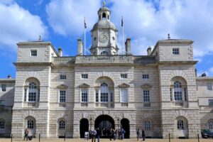 Household Cavalry Museum - London - Außenansicht: Das klassizistische Horse Guards Gebäude in Whitehall mit seinem markanten Uhrenturm und den drei zentralen Torbögen