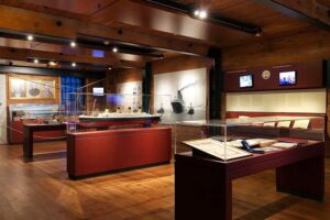 Internationales Maritimes Museum Hamburg - Schifffahrtsgeschichte: Exponate mit einem Modell der Titanic und Seekarten