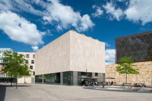 Jüdisches Museum - München - Außenansicht des Museums am Sankt-Jakobs-Platz, ein moderner Kubus aus Sichtbeton neben der Synagoge