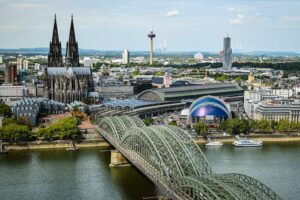 Köln: Panoramablick auf die Hohenzollernbrücke, den Kölner Dom und das Museum Ludwig am Rhein