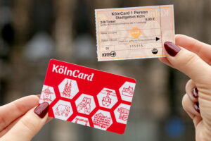 KölnCard: Nahaufnahme der roten KölnCard und des inkludierten 24h-Fahrscheins der KVB für das Stadtgebiet Köln