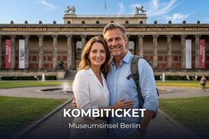 Kombiticket Museumsinsel Berlin: Lächelndes Paar im Lustgarten vor den Säulen des Alten Museums mit eingeblendetem Schriftzug Kombiticket