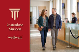 Kostenlose Museen weltweit: Ein lächelndes Paar spaziert durch das helle Foyer eines modernen Museums an der Museumskasse vorbei