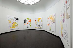 Kunstmuseum Stuttgart - Ausstellungsansicht: Großformatige grafische Spracharbeiten von Nora Turato aus der Ausstellung Warm Heart Long Arms