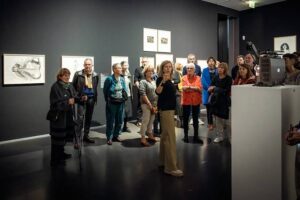 Kunstmuseum Stuttgart - Führung: Museumsdirektorin Ulrike Groos bei einer Kuratorenführung durch die Jubiläumsausstellung Doppelkäseplatte