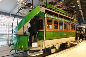 London Transport Museum - London - Pferdestraßenbahn: Eine grün-beige, doppelstöckige Straßenbahn der London Tramways Company aus dem Jahr 1880 mit Routenschildern nach Greenwich, Deptford und zur Waterloo Station