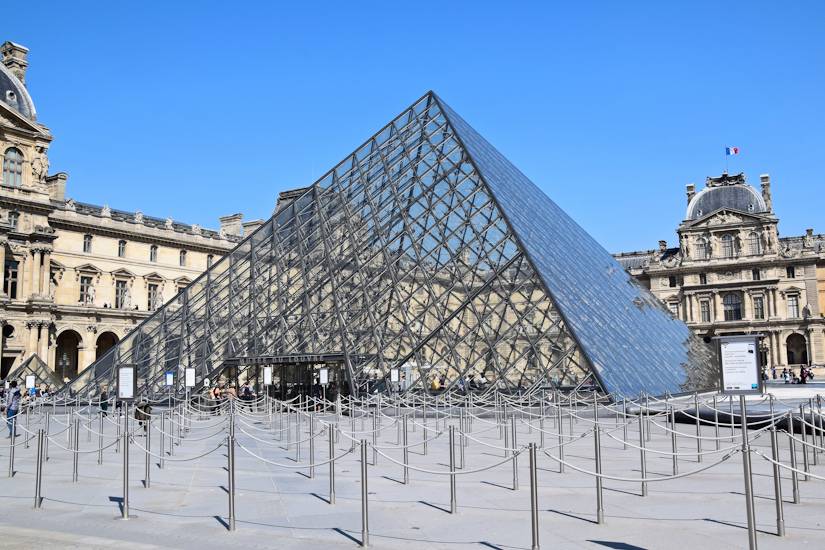 Außenansicht des Louvre Museum in Paris, Frankreich
