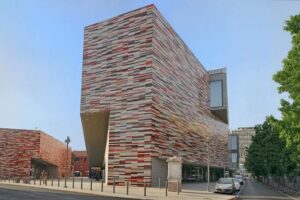 M9 - Museo del ’900 - Venedig - Außenansicht: Moderne Architektur mit bunt gemusterter Keramikfassade des Museums in Mestre.