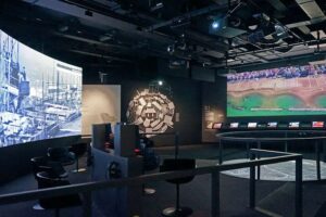 M9 - Museo del ’900 - Venedig - Dauerausstellung: Interaktiver Ausstellungsraum mit Großbildleinwänden, Multimedia-Stationen