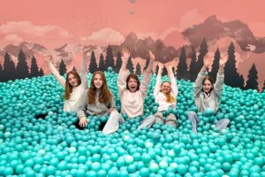 Magic Bavaria Erlebnismuseum - München - Bällebad: Eines der beliebtesten Fotomotive mit riesigen türkisfarbenen Bällen vor bayerischer Bergkulisse