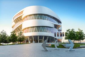 Mercedes-Benz Museum - Stuttgart - Außenansicht: Das architektonische Museumsgebäude von 2006 mit futuristischer Doppelhelix-Fassade