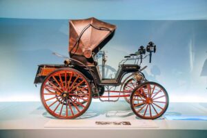 Mercedes-Benz Museum - Stuttgart - Raum Mythos: Der historische Benz Victoria von 1893 im Bereich Erfindung des Automobils