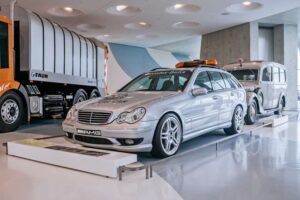 Mercedes-Benz Museum - Stuttgart - Galerie der Helfer: Mercedes-Benz C 32 AMG Official FIA F1 Medical Car aus dem Jahr 2001