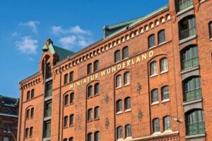Miniatur Wunderland - Hamburg - Außenansicht: Historisches Speichergebäude mit markantem Schriftzug in der Speicherstadt
