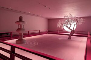 Moco Museum - London - Ausstellung: Der rosafarben erleuchtete, immersive Zen-Garten des Künstlers Daniel Arsham