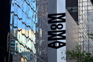 Museum of Modern Art (MoMA) - New York City - Spiegelnde Fassade mit MoMA-Logo