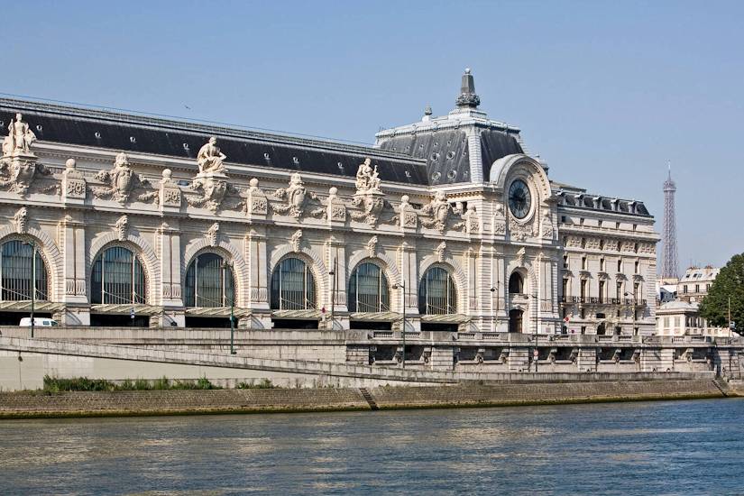 Außenansicht des Musée d’Orsay in Paris im ehemaligen Bahnhofsgebäude