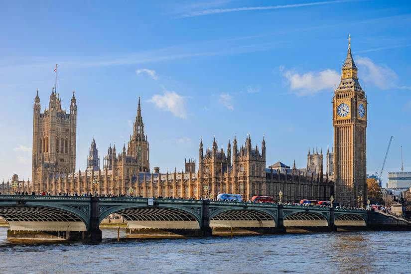 Blick auf London mit Big Ben und bedeutenden Museen der Stadt