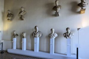 Museo Correr - Venedig - Antikensammlung: Klassische römische Marmorbüsten auf weißen Podesten im integrierten Archäologischen Nationalmuseum