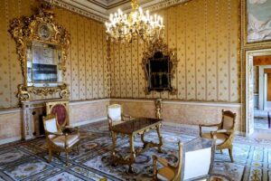 Museo Correr - Venedig - Audienzzimmer: Das prunkvolle Audienzzimmer der Kaiserin Sisi mit goldenen Seidentapeten und prächtigem Kronleuchter
