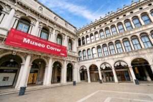 Museo Correr - Venedig - Außenansicht: Der monumentale Eingangsbereich des Museums unter den Arkaden am Markusplatz