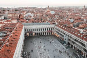 Museo Correr - Venedig - Luftaufnahme: Vogelperspektive auf den Markusplatz mit dem Museo Correr im hinteren Flügel