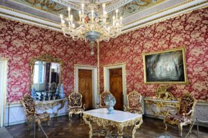 Museo Correr - Venedig - Thronsaal: Der prachtvolle Saal mit roten Damasttapeten und einem wertvollen Kronleuchter aus Muranoglas